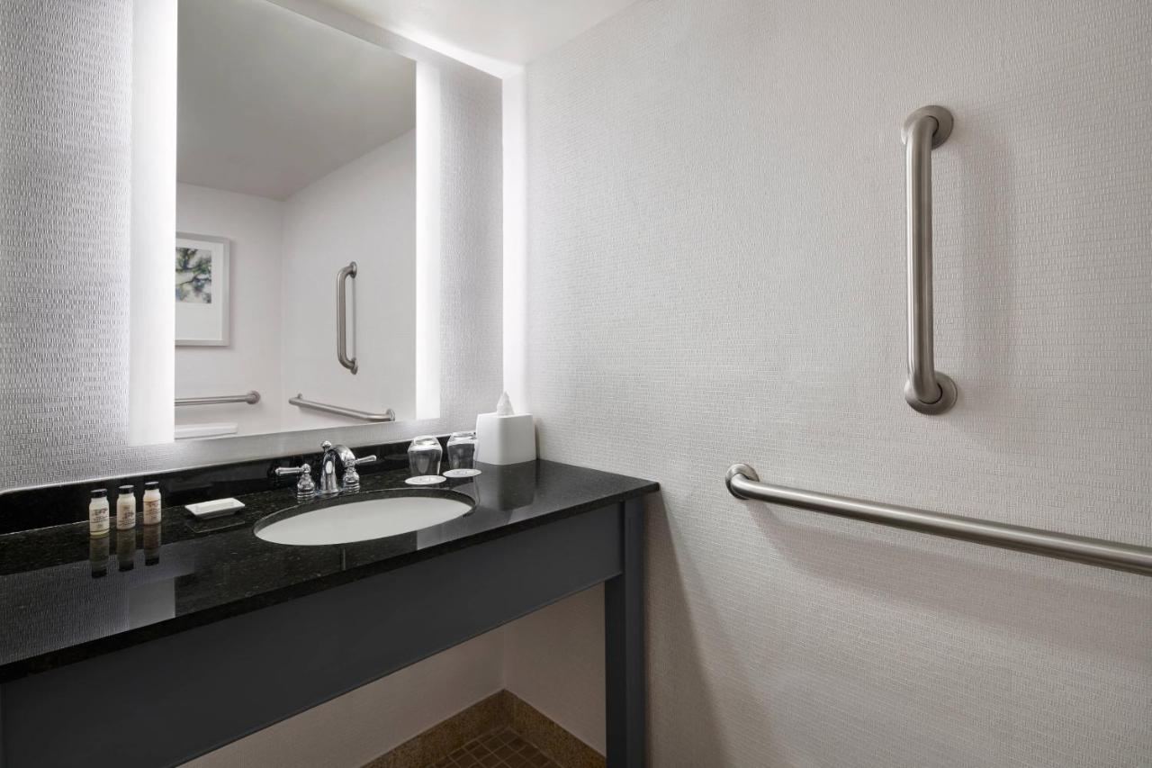 | Delta Hotels by Marriott Chesapeake Norfolk