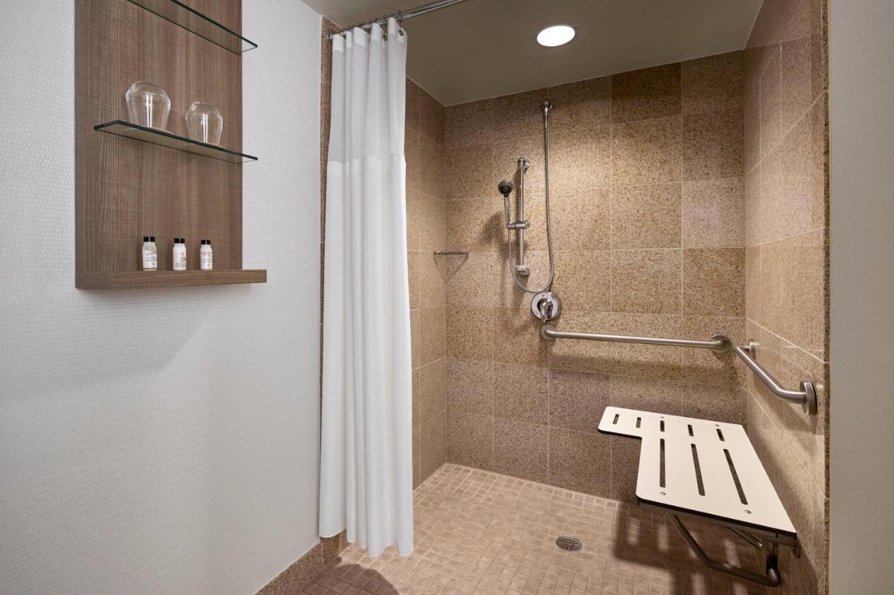 | Delta Hotels by Marriott Chesapeake Norfolk