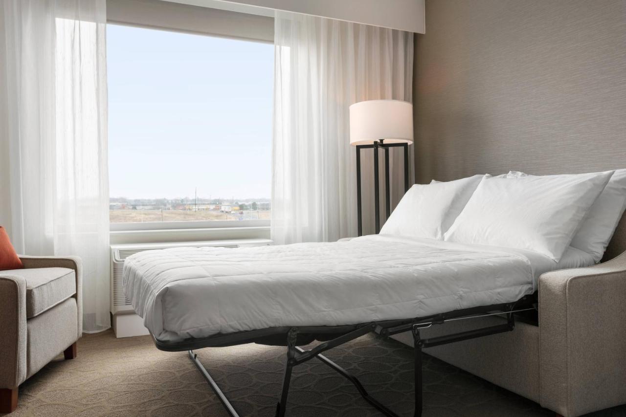Guest room, 1 King, Sofa bed at Delta Hotels by Marriott Indianapolis Airport