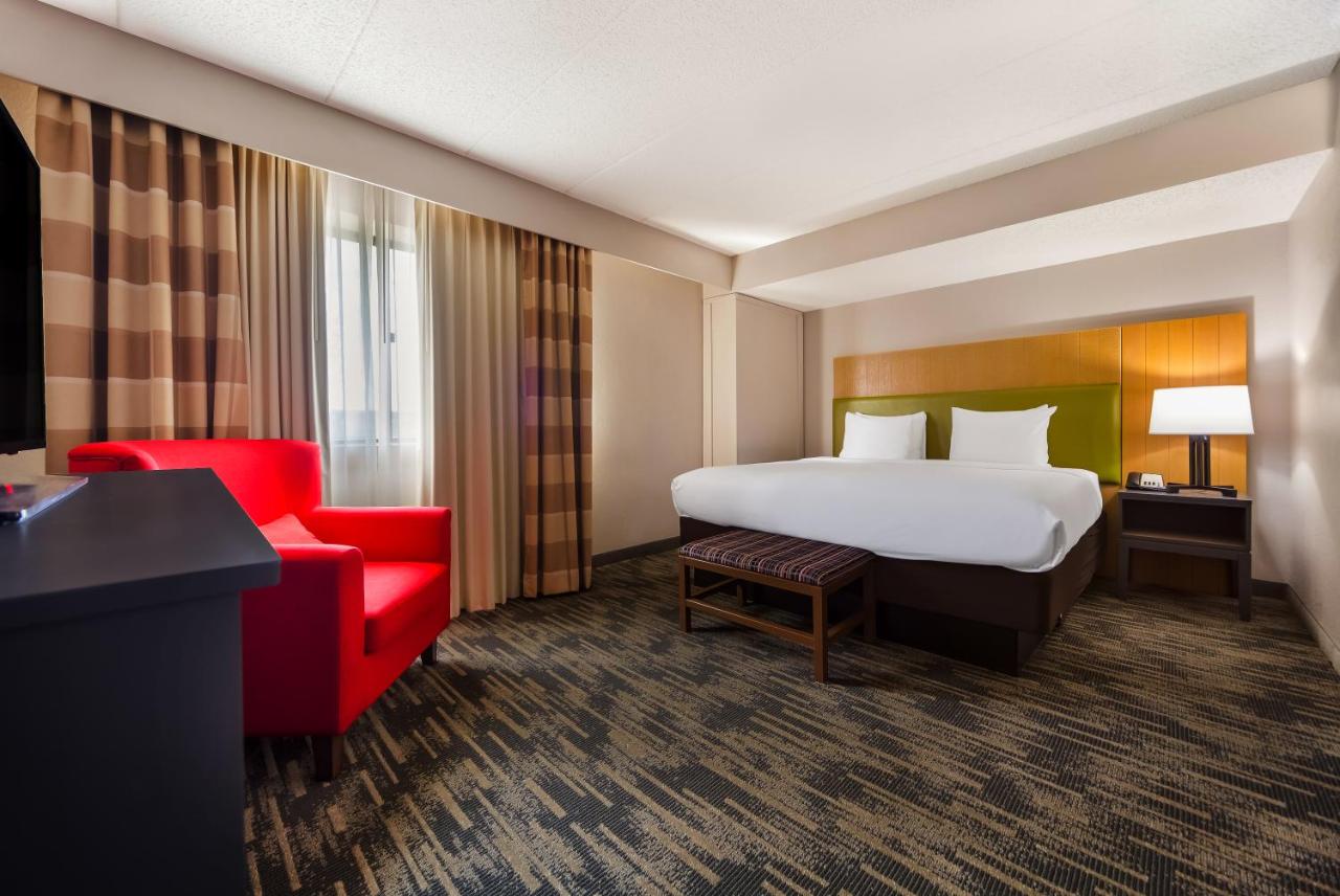 One-Bedroom King Suite with Sofa Bed - Non-Smoking at Wingate by Wyndham Lincoln Airport East I-80