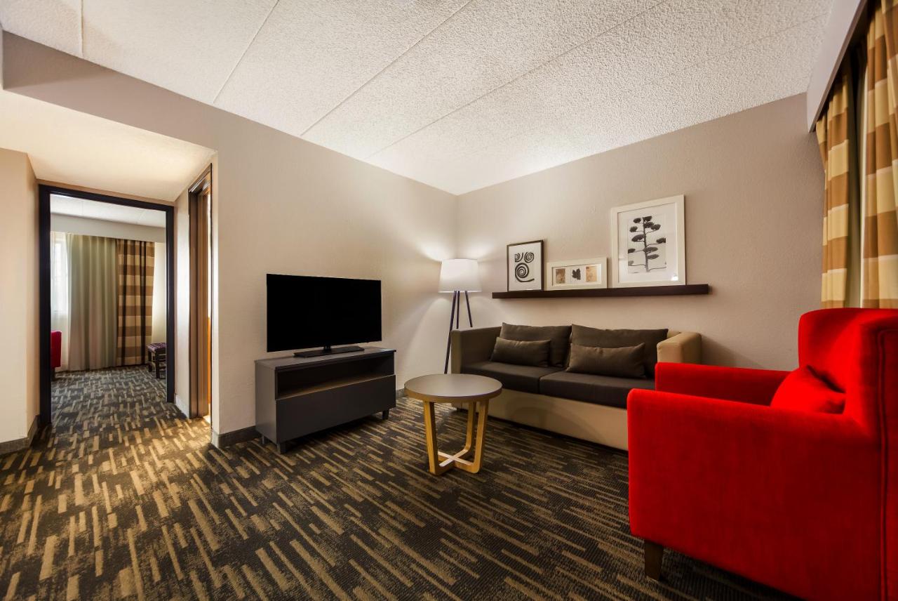 One-Bedroom King Suite with Sofa Bed - Non-Smoking at Wingate by Wyndham Lincoln Airport East I-80