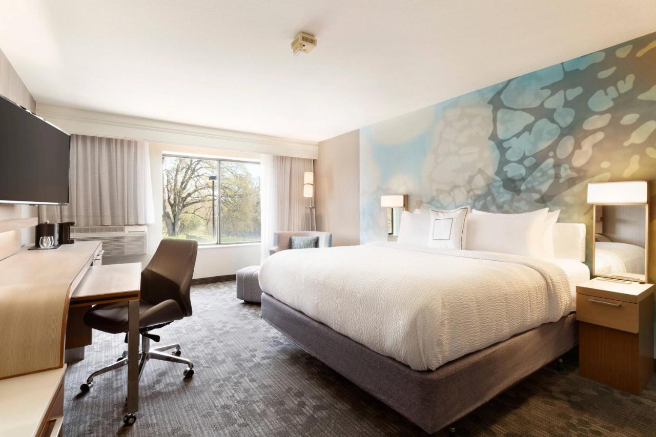 King Room with Sofa Bed at Courtyard by Marriott Roseville