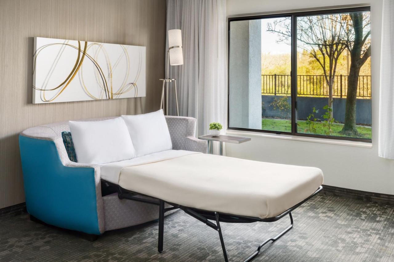 King Room with Sofa Bed at Courtyard by Marriott Roseville