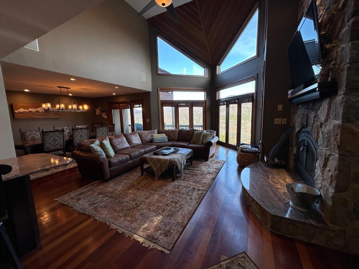 | C2 Luxurious townhome, stunning views, AC, stone fireplace, beautiful kitchen STEPS TO SKI TRAIL