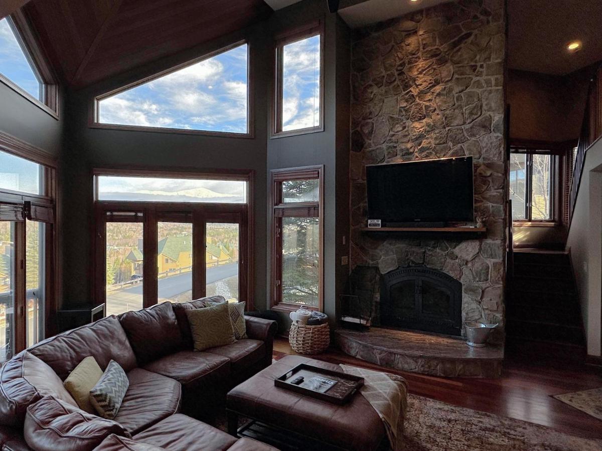 | C2 Luxurious townhome, stunning views, AC, stone fireplace, beautiful kitchen STEPS TO SKI TRAIL