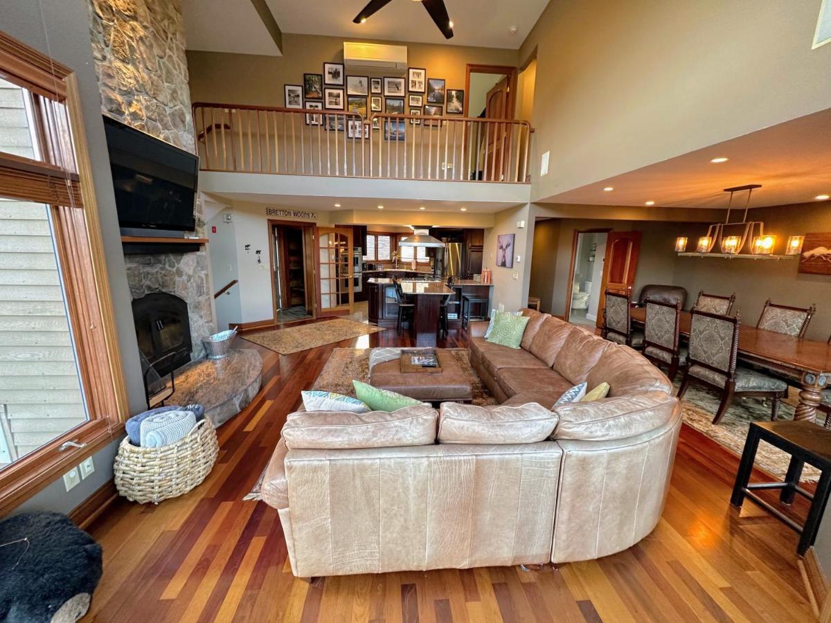 | C2 Luxurious townhome, stunning views, AC, stone fireplace, beautiful kitchen STEPS TO SKI TRAIL