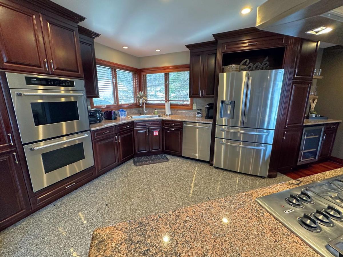 | C2 Luxurious townhome, stunning views, AC, stone fireplace, beautiful kitchen STEPS TO SKI TRAIL