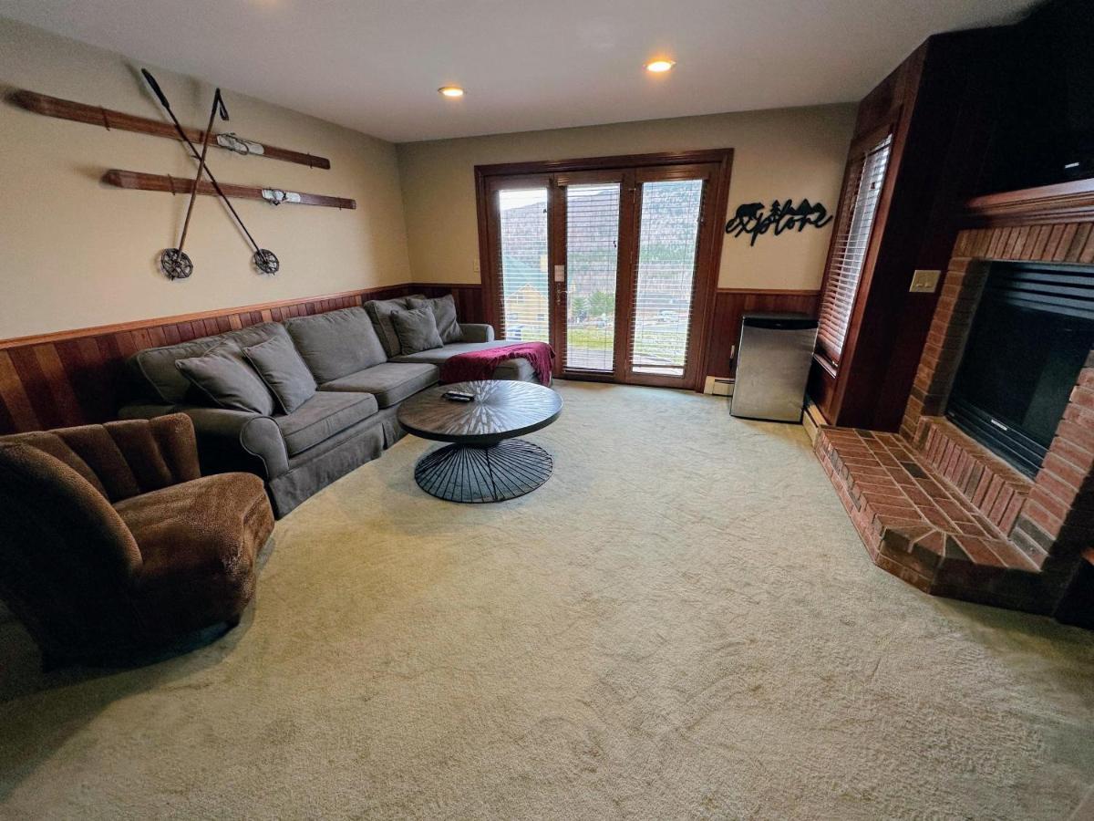 | C2 Luxurious townhome, stunning views, AC, stone fireplace, beautiful kitchen STEPS TO SKI TRAIL