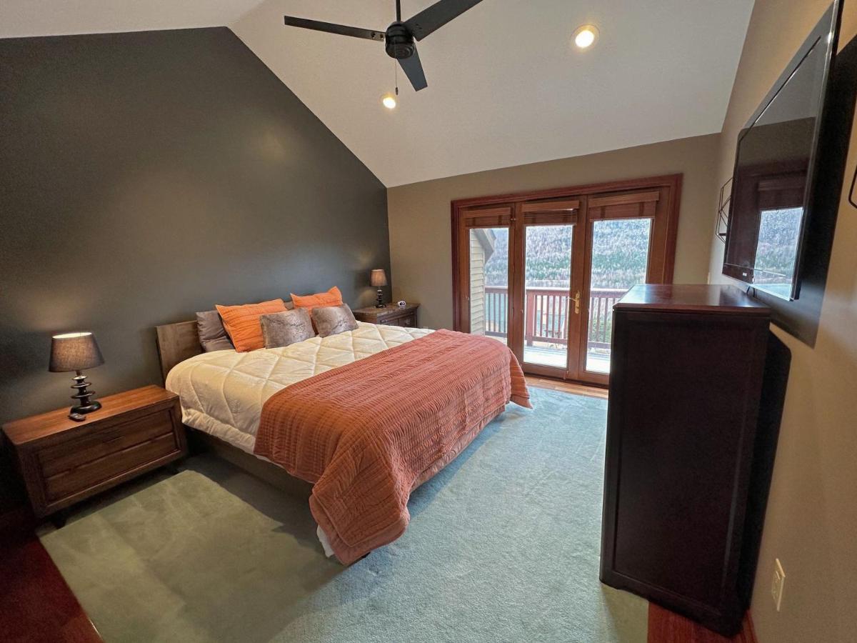 | C2 Luxurious townhome, stunning views, AC, stone fireplace, beautiful kitchen STEPS TO SKI TRAIL