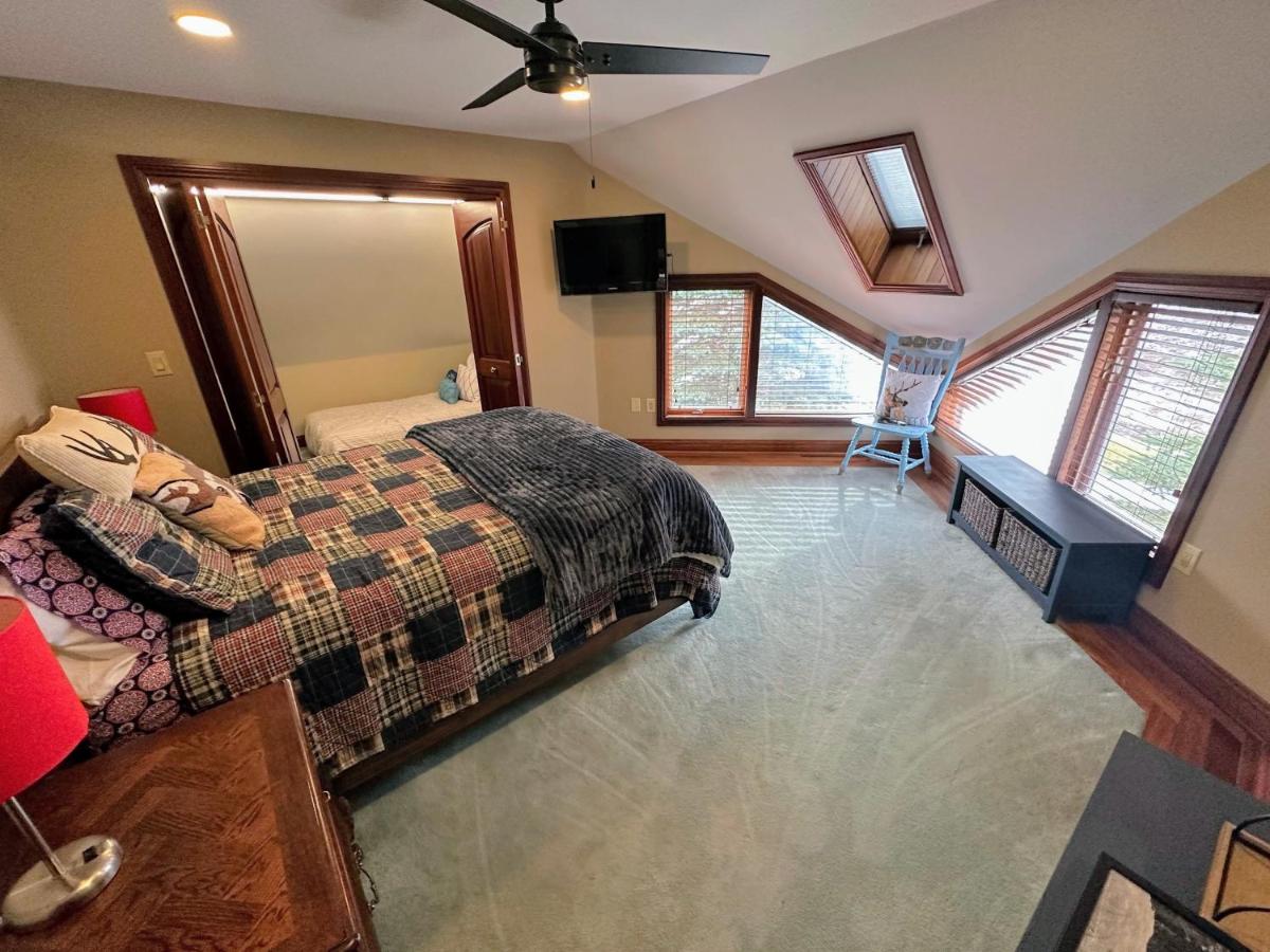 | C2 Luxurious townhome, stunning views, AC, stone fireplace, beautiful kitchen STEPS TO SKI TRAIL