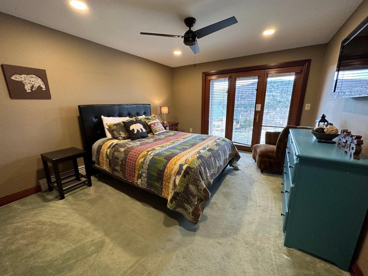 | C2 Luxurious townhome, stunning views, AC, stone fireplace, beautiful kitchen STEPS TO SKI TRAIL