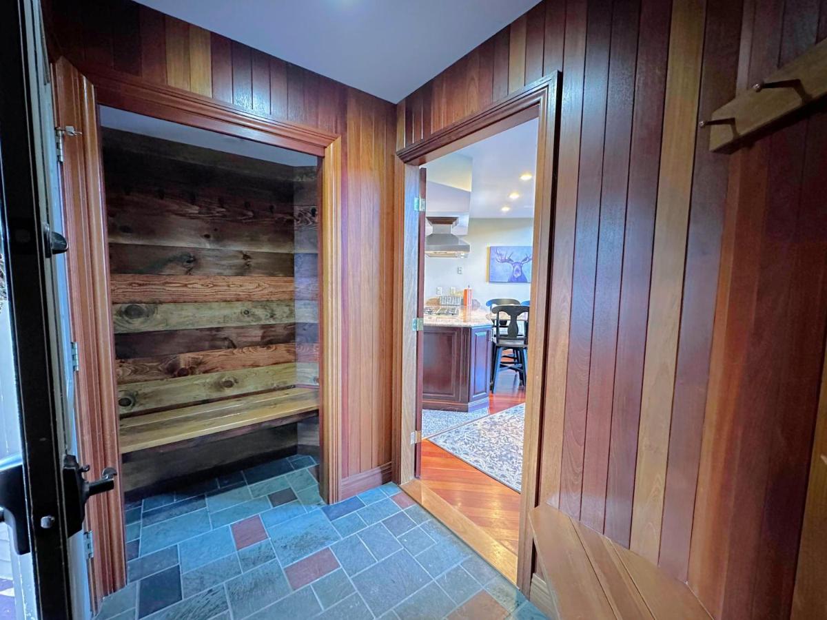 | C2 Luxurious townhome, stunning views, AC, stone fireplace, beautiful kitchen STEPS TO SKI TRAIL