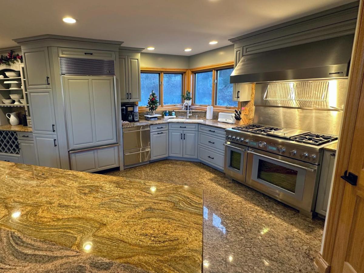 | CR1 Top Rated Ski-In Ski-Out Townhome Great views fireplaces fast wifi AC - Short walk to slopes