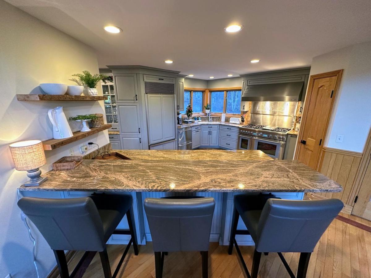| CR1 Top Rated Ski-In Ski-Out Townhome Great views fireplaces fast wifi AC - Short walk to slopes
