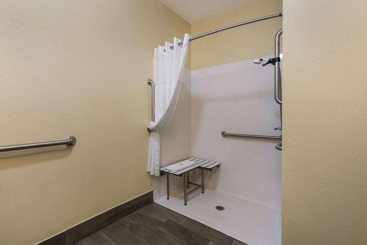 King Room - Disability Access - Non-Smoking at Comfort Inn Yankton SD