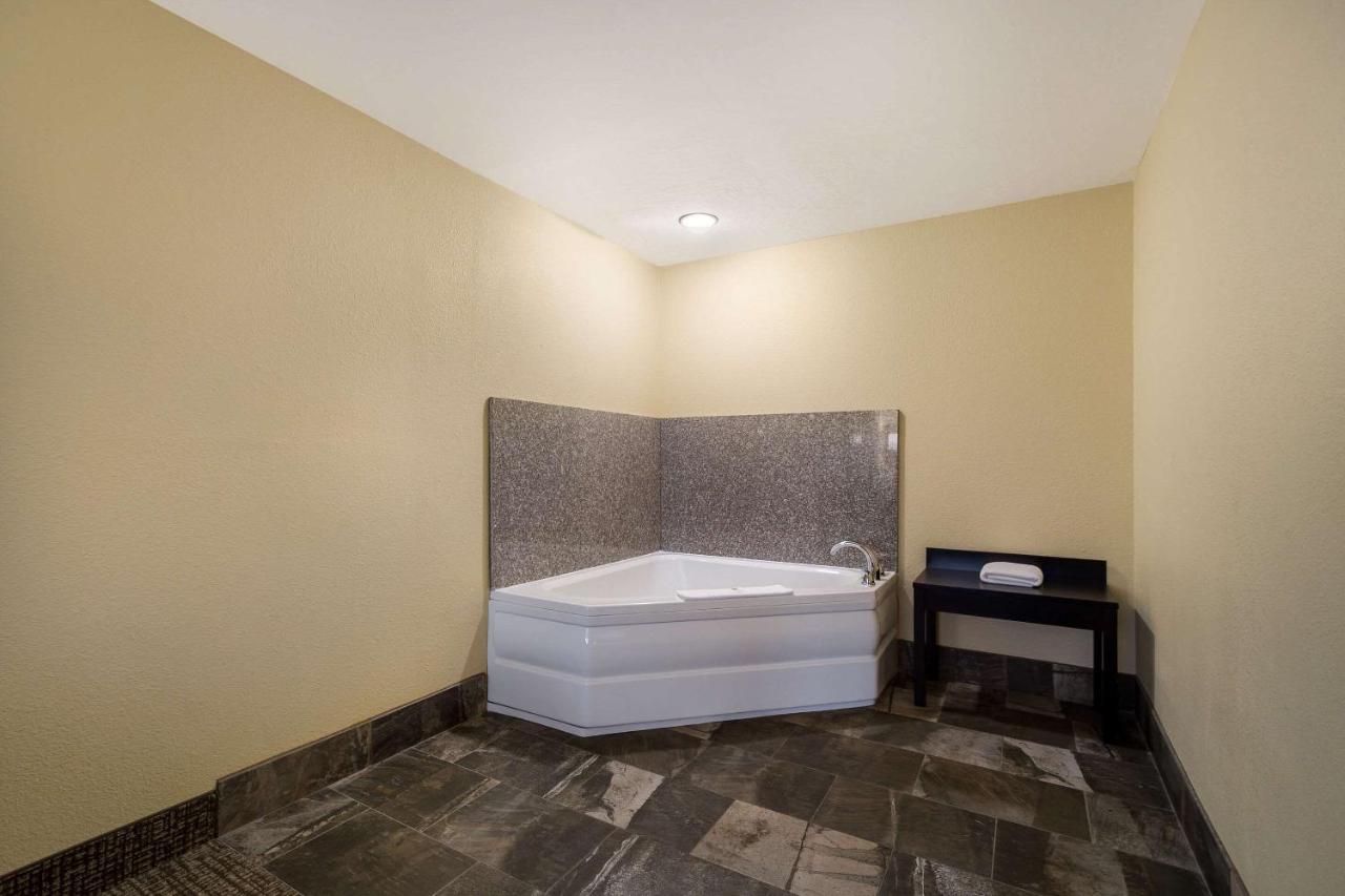 King Suite with Spa Bath - Non-Smoking at Comfort Inn Yankton SD