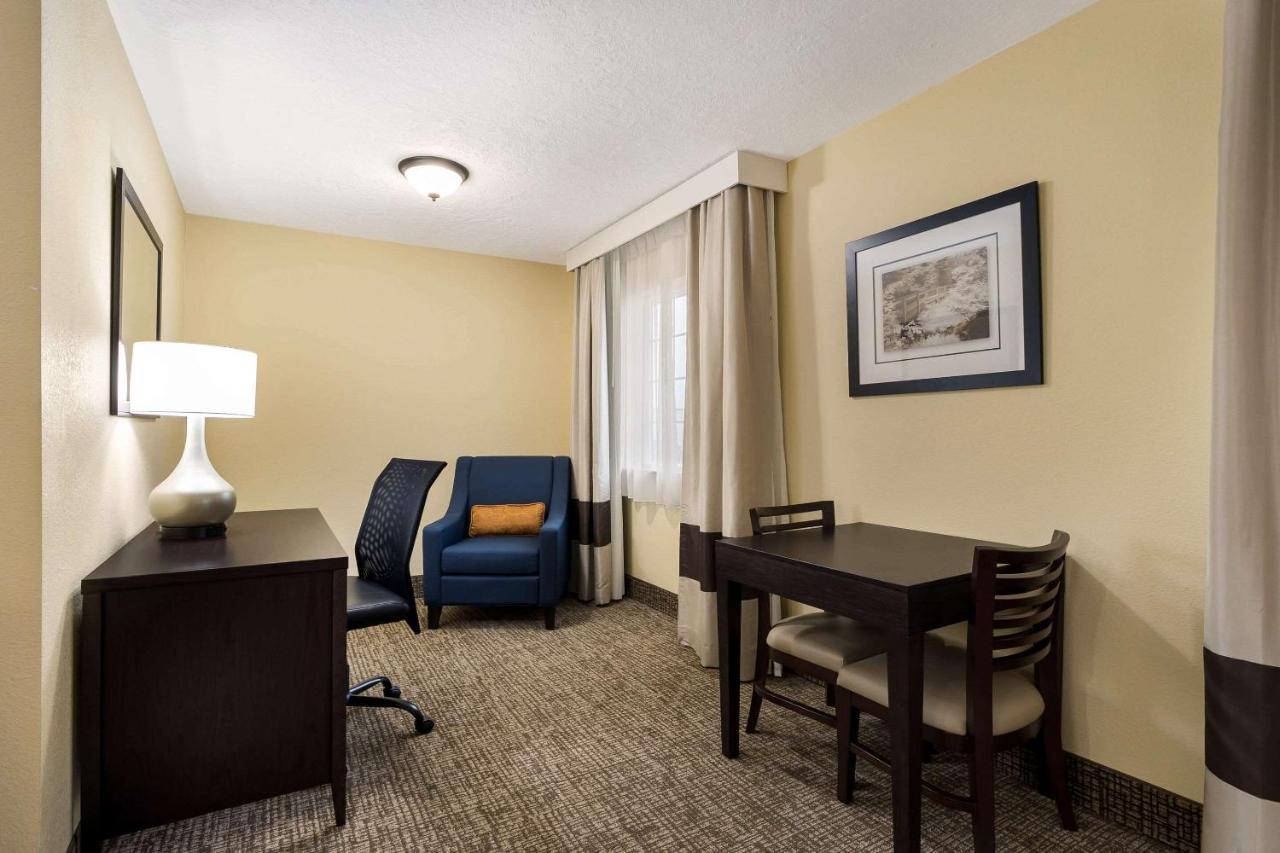 King Suite with Spa Bath - Non-Smoking at Comfort Inn Yankton SD