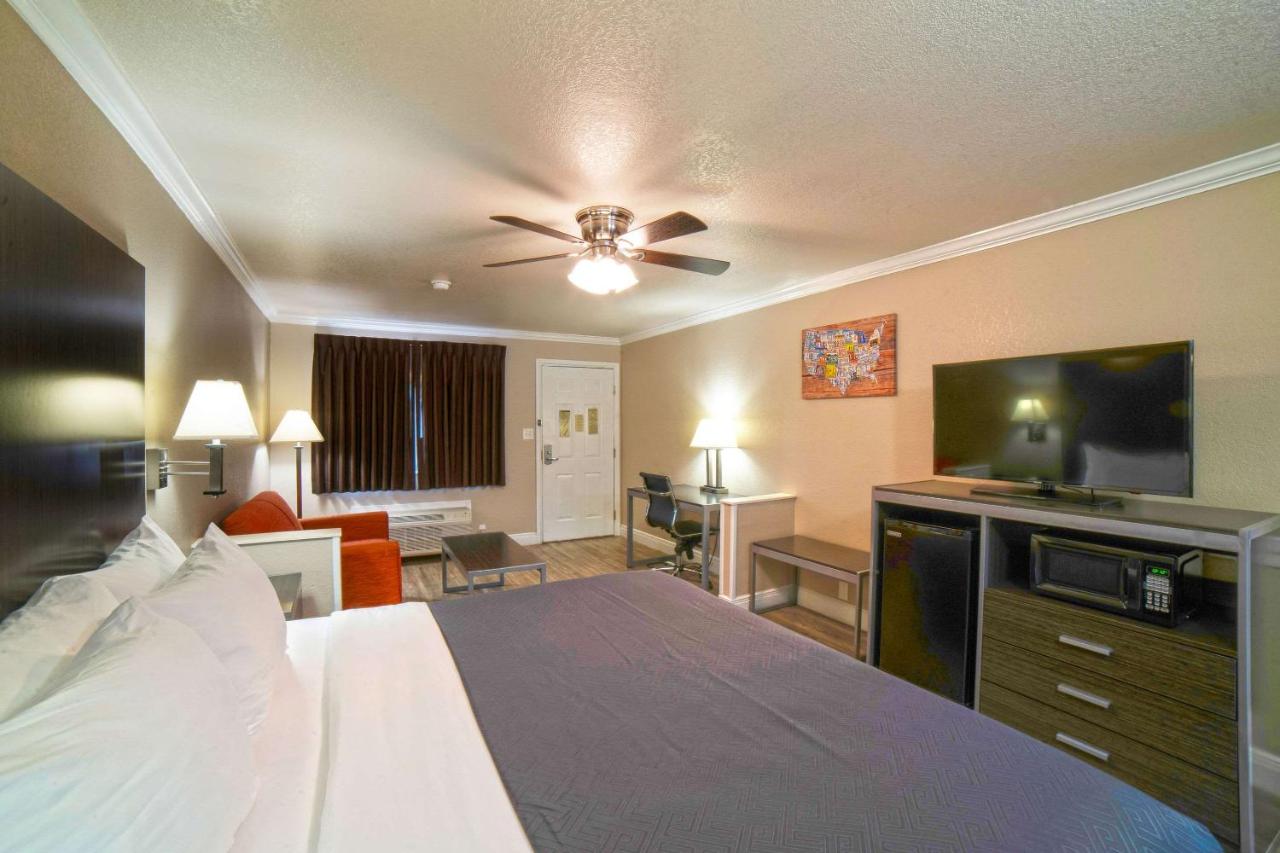 King Room - Non-Smoking at Econo Lodge Inn & Suites Corpus Christi
