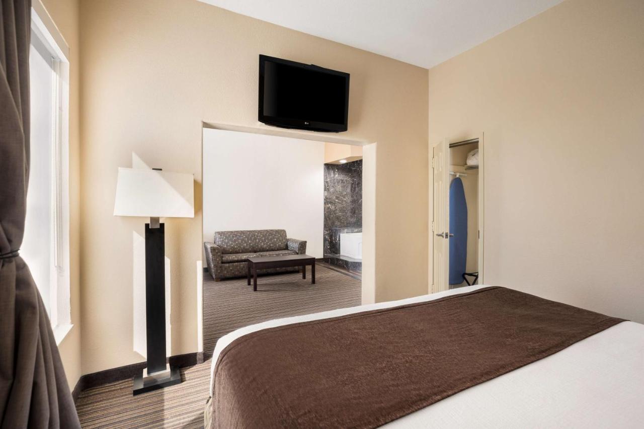 King Suite with Whirlpool at Best Western Houma Inn