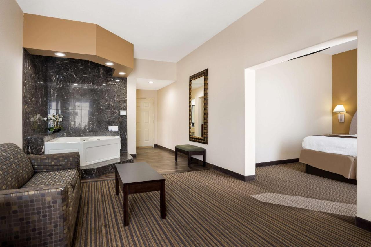 King Suite with Whirlpool at Best Western Houma Inn