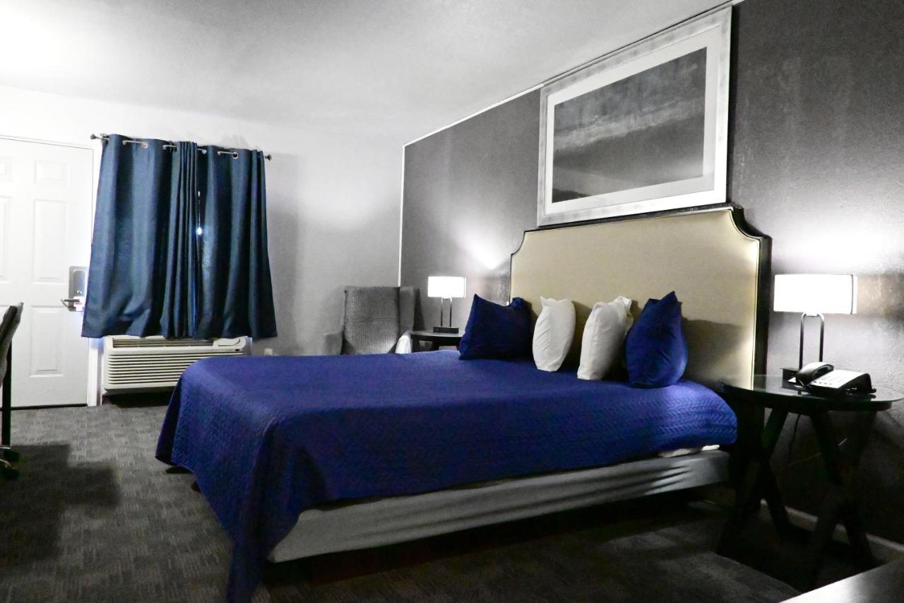 | R Nite Star Inn and Suites -Home of the Cowboys & Rangers