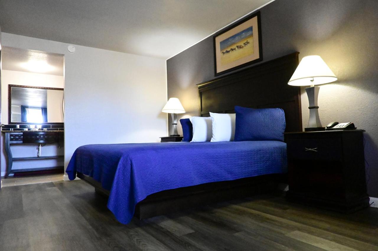 | R Nite Star Inn and Suites -Home of the Cowboys & Rangers