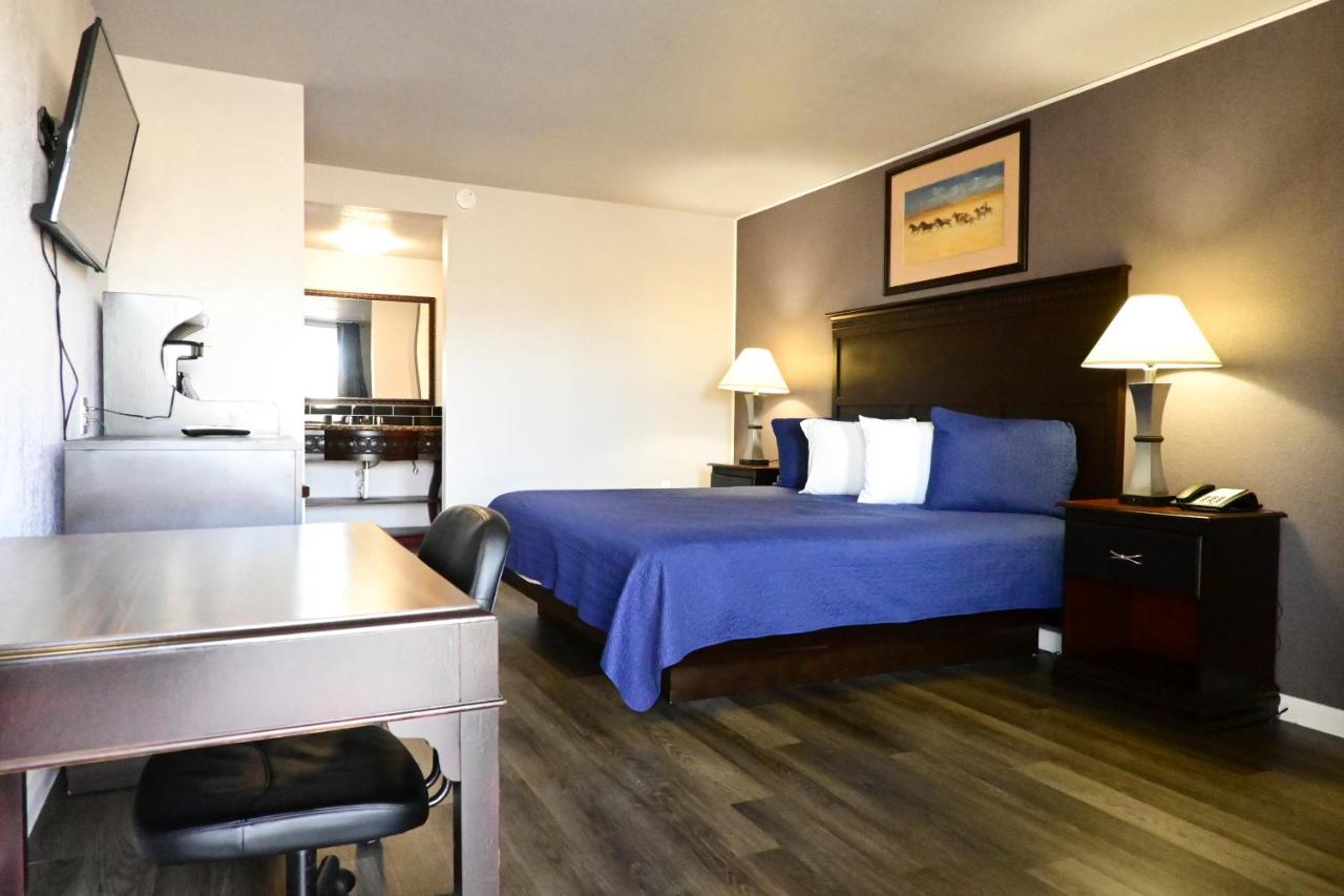 | R Nite Star Inn and Suites -Home of the Cowboys & Rangers