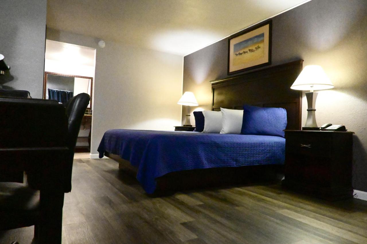 | R Nite Star Inn and Suites -Home of the Cowboys & Rangers