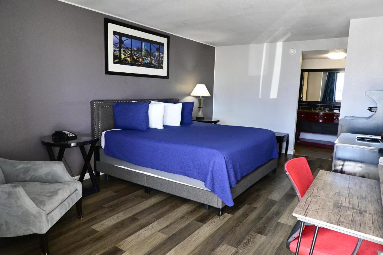 | R Nite Star Inn and Suites -Home of the Cowboys & Rangers