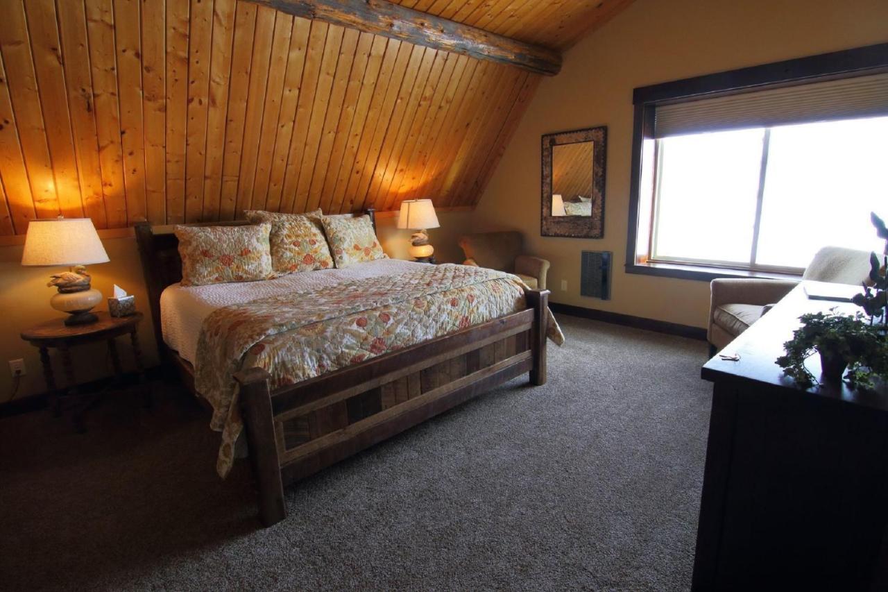 | Fin and Feather Inn