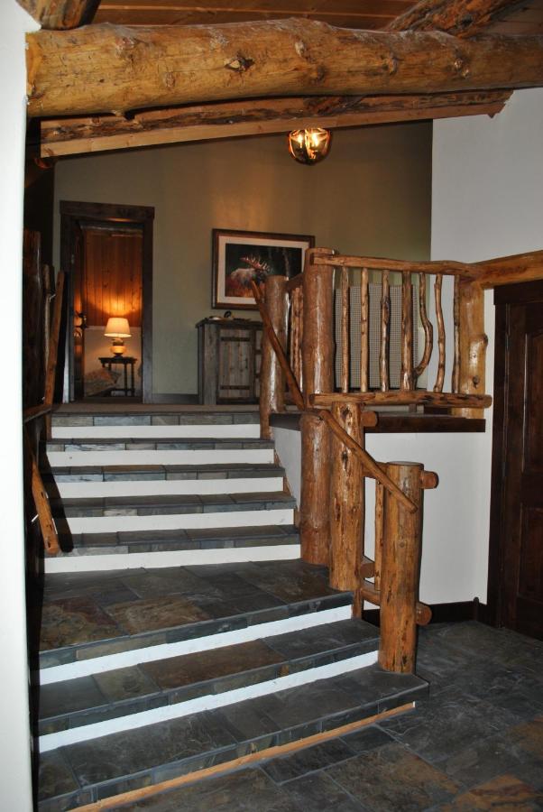 | Fin and Feather Inn