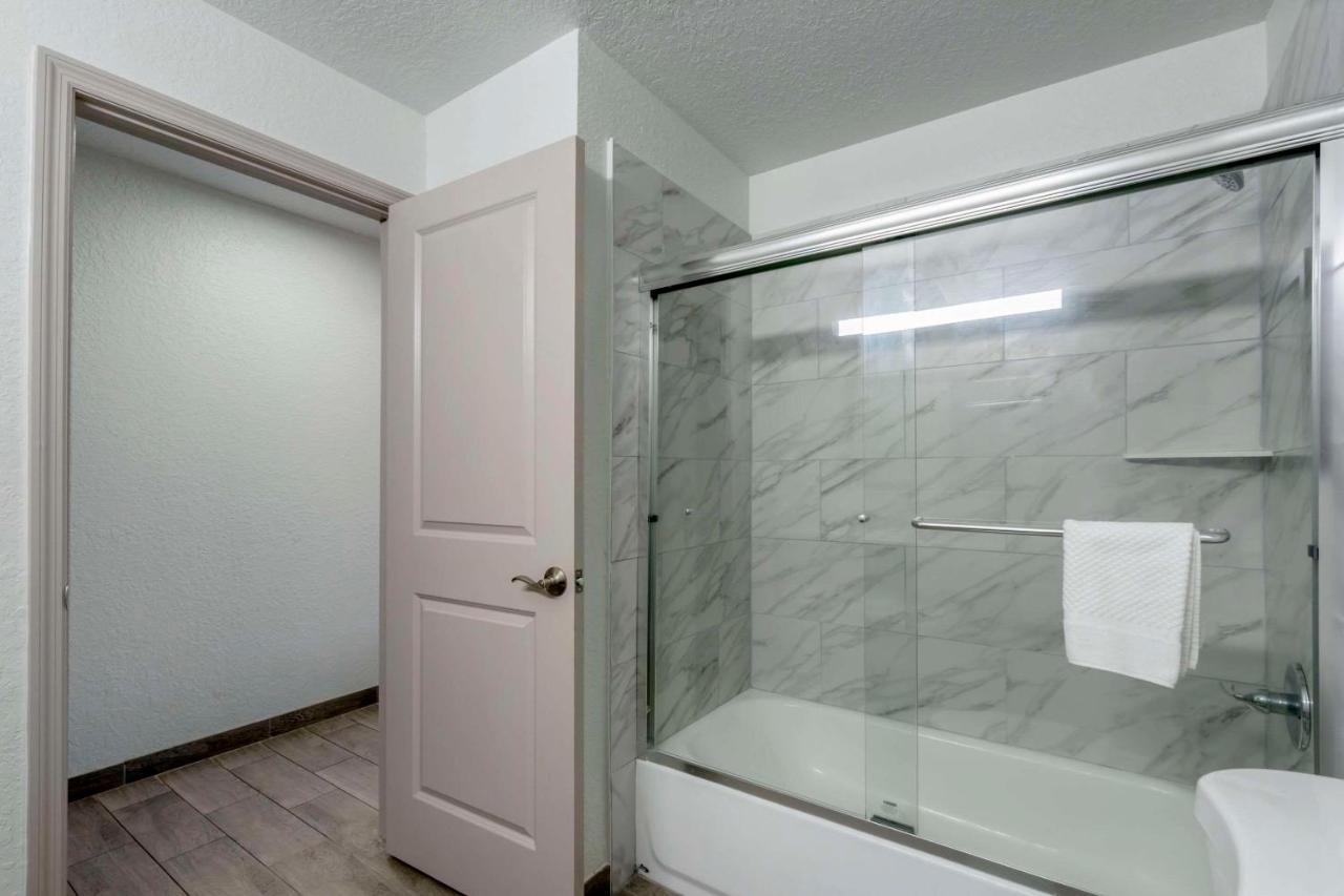 | Rodeway Inn Wesley Chapel