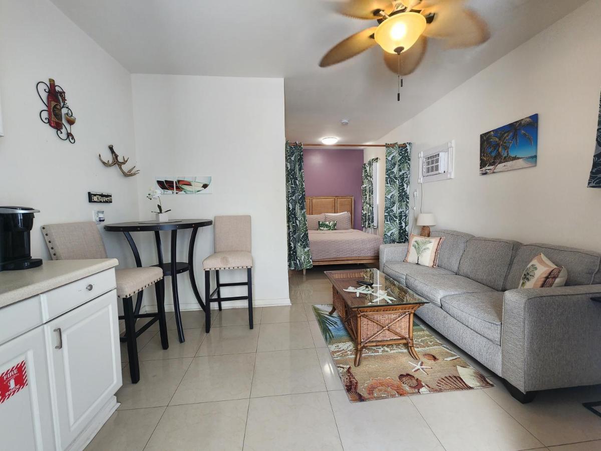 Queen Studio at Old Town Suites