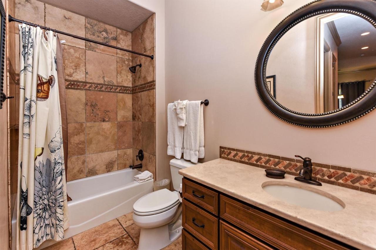 | D8-Quiet Corner-Top Floor 3-bedroom Hillside View