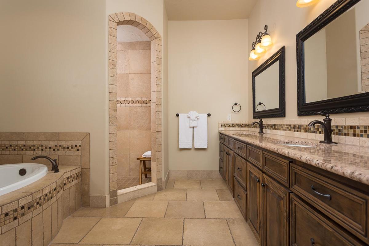 | D8-Quiet Corner-Top Floor 3-bedroom Hillside View