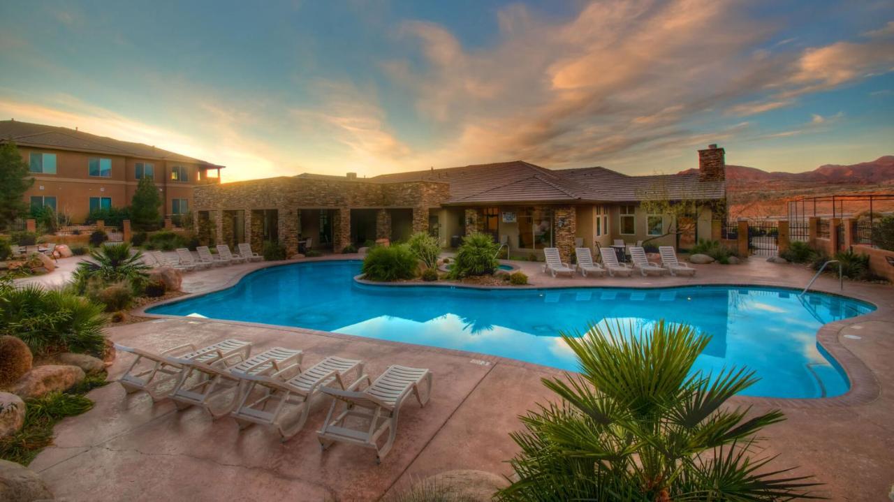 | D8-Quiet Corner-Top Floor 3-bedroom Hillside View