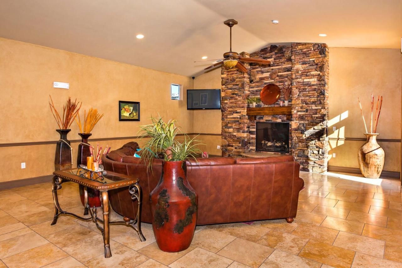 | D8-Quiet Corner-Top Floor 3-bedroom Hillside View