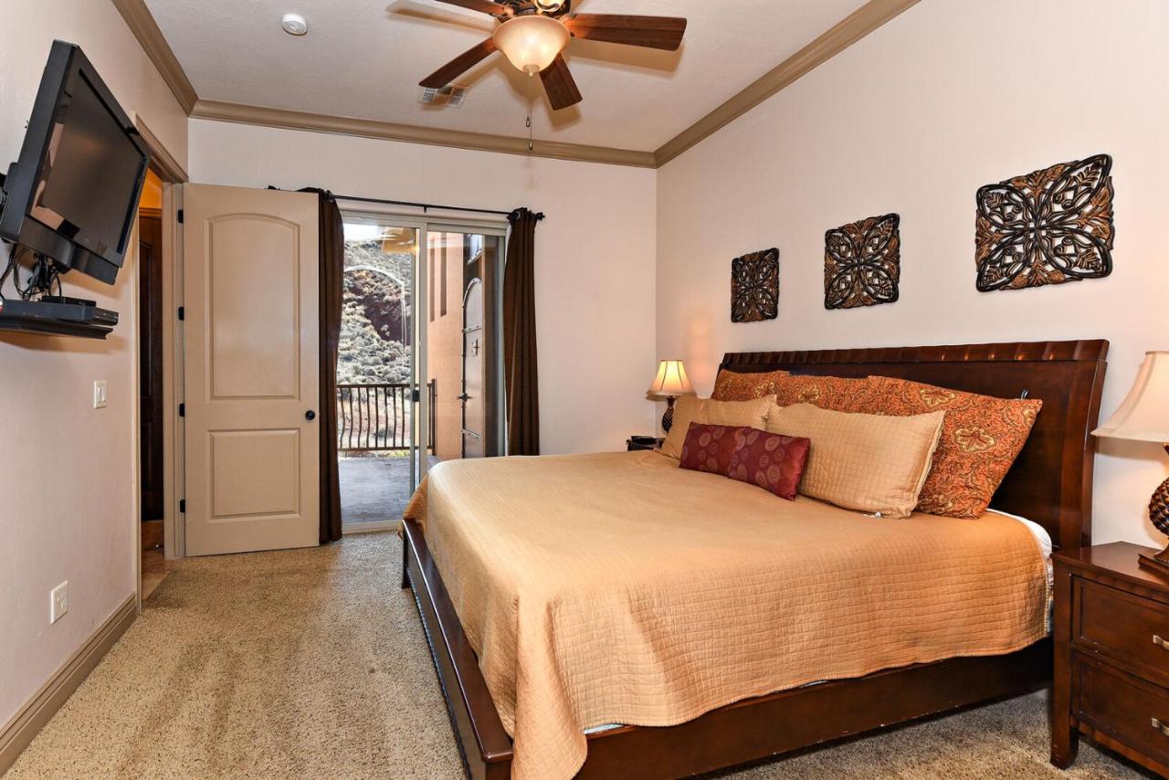 | D8-Quiet Corner-Top Floor 3-bedroom Hillside View