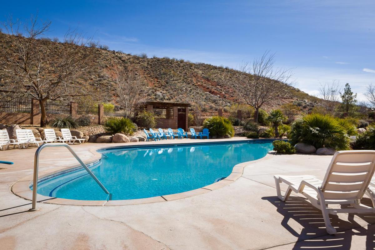 | D8-Quiet Corner-Top Floor 3-bedroom Hillside View