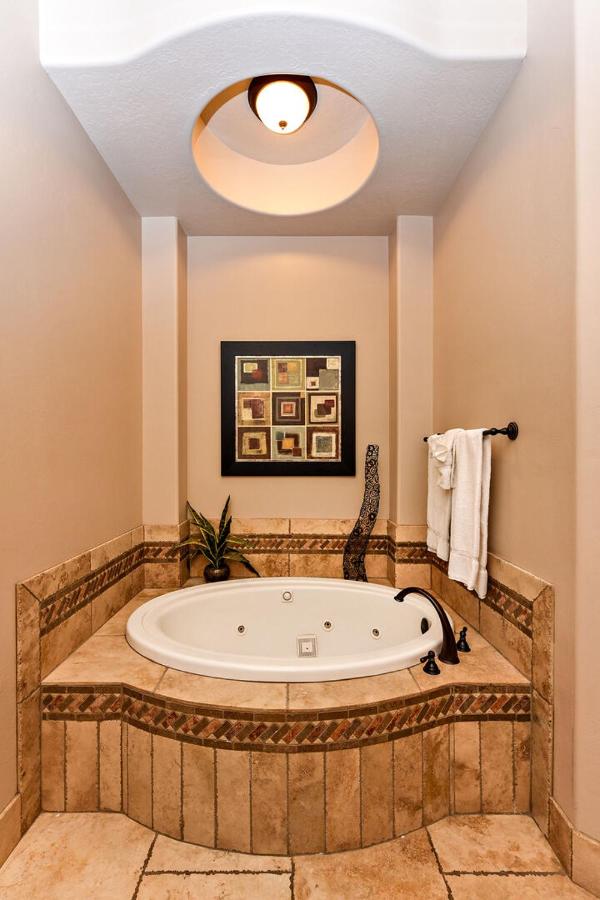| D8-Quiet Corner-Top Floor 3-bedroom Hillside View