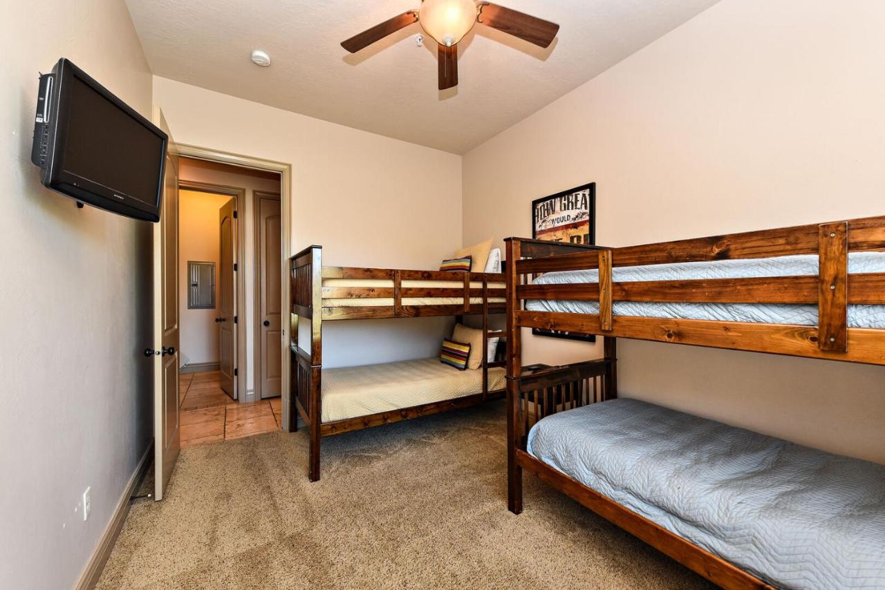 | D8-Quiet Corner-Top Floor 3-bedroom Hillside View