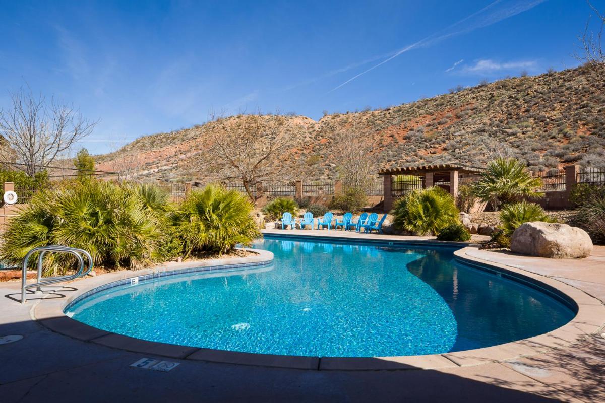 | D8-Quiet Corner-Top Floor 3-bedroom Hillside View