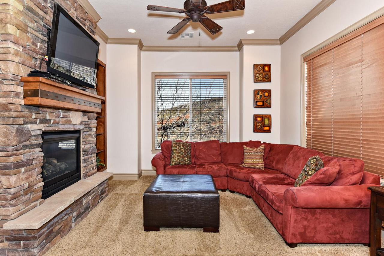 | D8-Quiet Corner-Top Floor 3-bedroom Hillside View