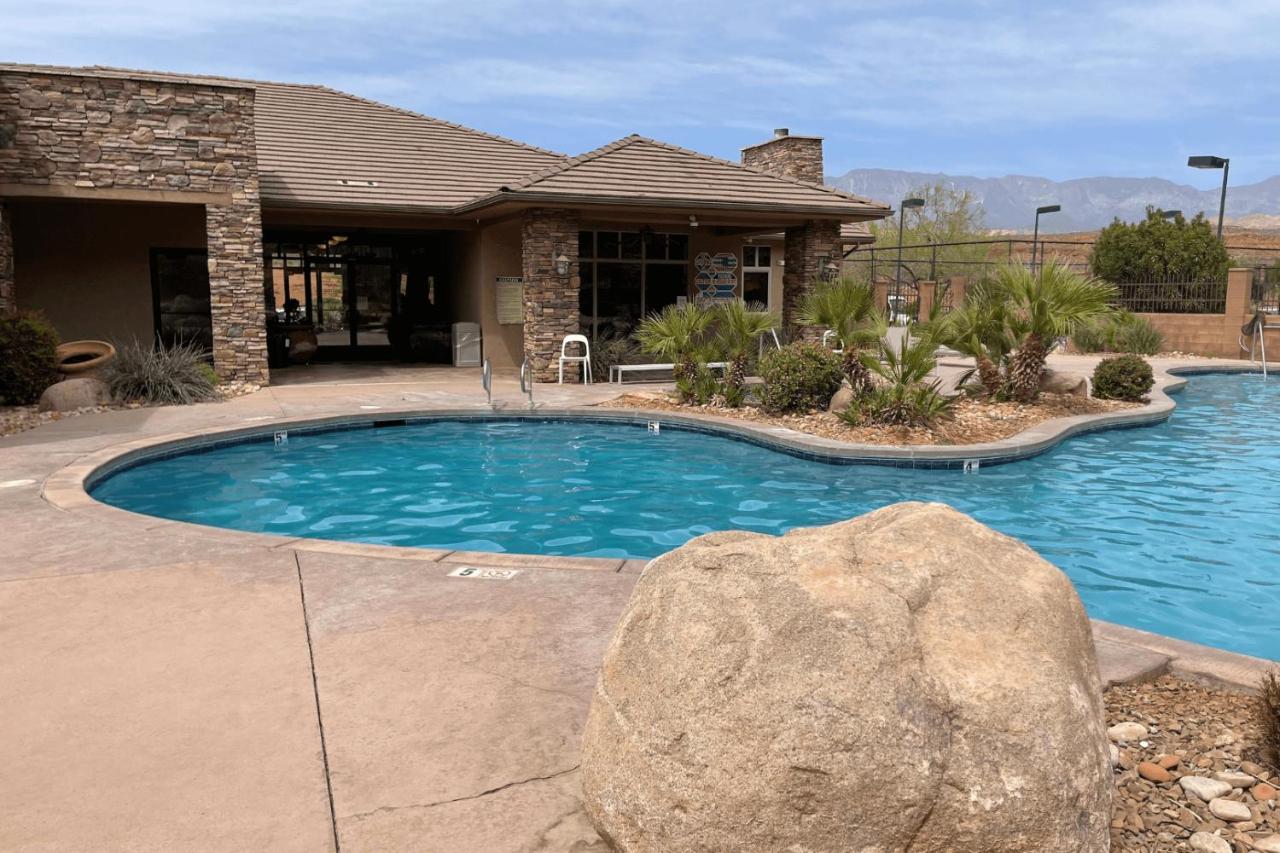 | D8-Quiet Corner-Top Floor 3-bedroom Hillside View