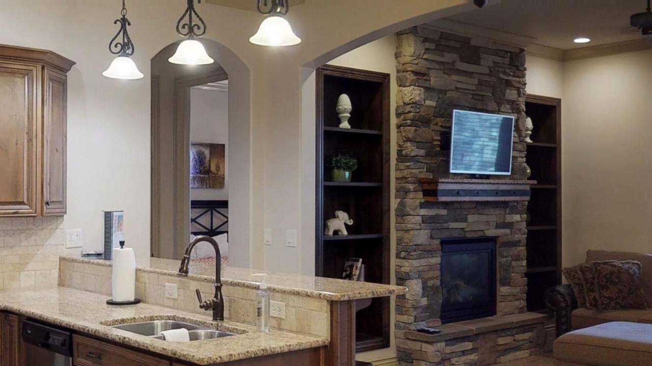 | H6-Slick Rock Suite-Ground Floor 2-bedroom Hillside View