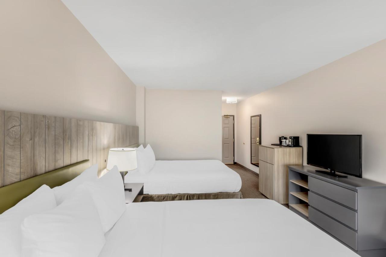 Queen Room with Two Queen Beds - Disability Access at Country Inn & Suites by Radisson, Elk Grove Village/Itasca