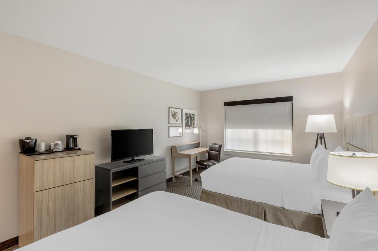 Queen Room with Two Queen Beds - Disability Access at Country Inn & Suites by Radisson, Elk Grove Village/Itasca