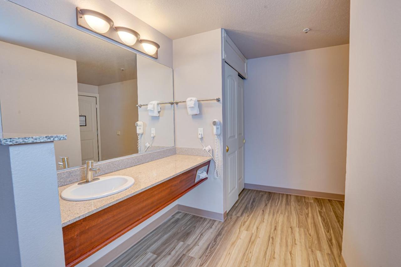King Suite at The Ashley Inn & Suites