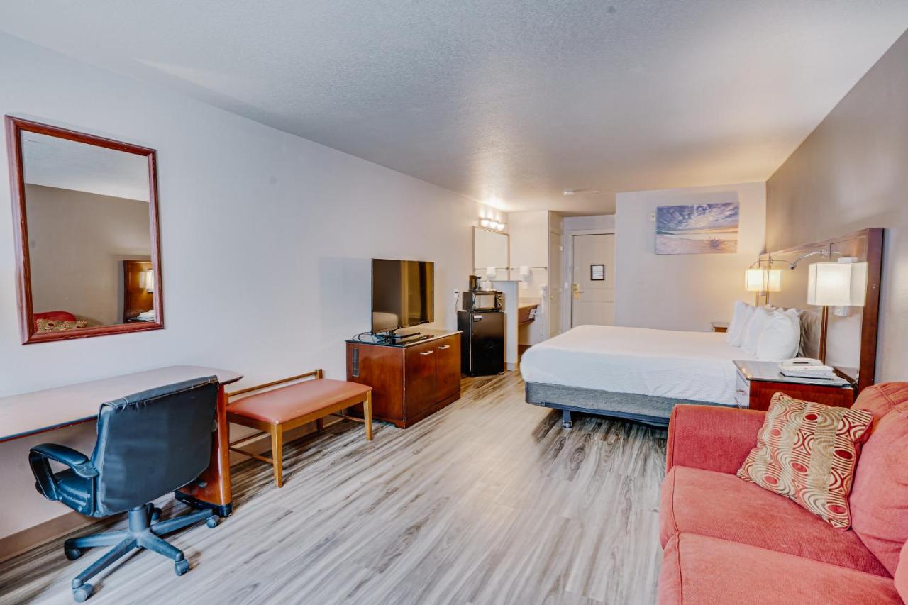 King Room at The Ashley Inn & Suites