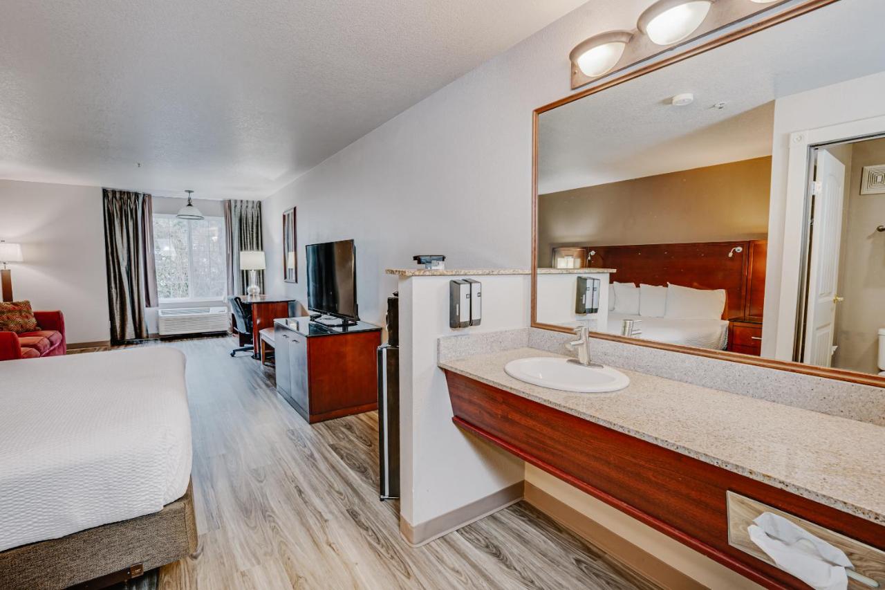 King Suite at The Ashley Inn & Suites